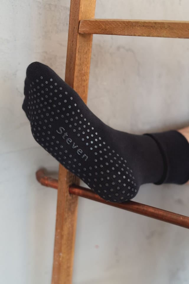 Steven Steven Men's Cotton Slipper Socks with Grippers in Black - 3