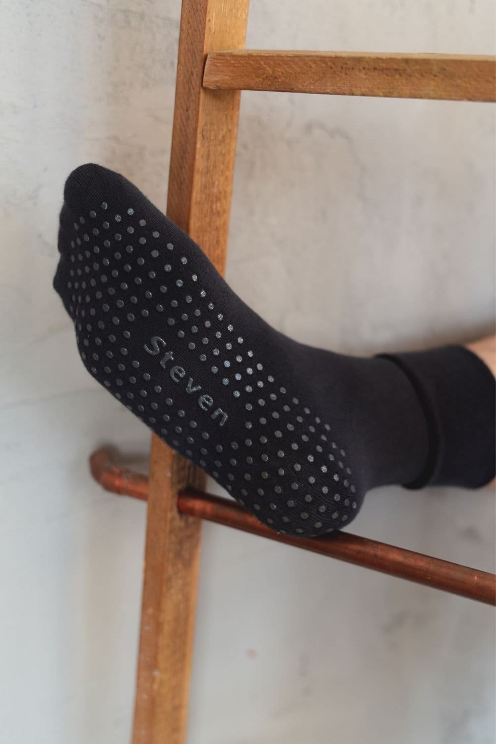 Steven Steven Men's Cotton Slipper Socks with Grippers in Black - 4