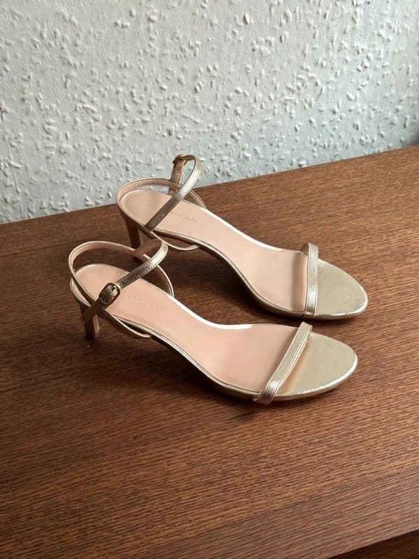 Stuart Weitzman Women's Stuart Weitzman Gold Leather Kitten Heels Sandal (RRP£475)