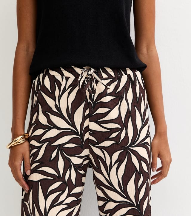 New Look Women's Brown Leaf Print Crinkle Texture Wide Leg Trousers New Look - 2