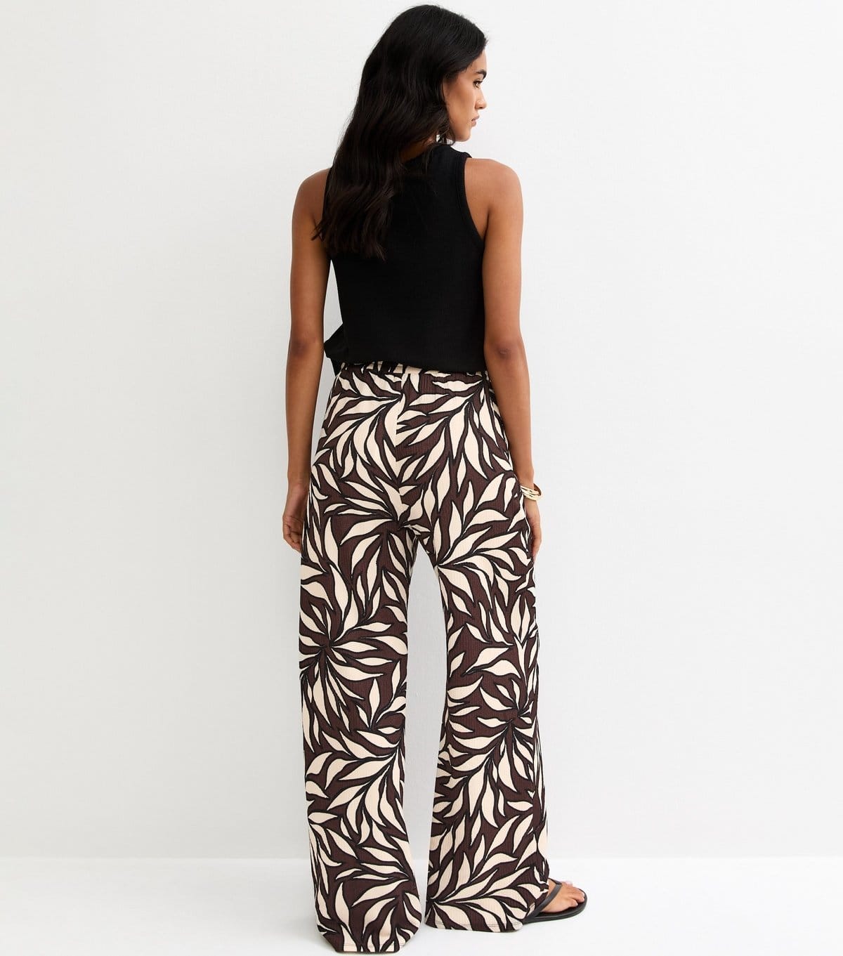 New Look Women's Brown Leaf Print Crinkle Texture Wide Leg Trousers New Look - 4