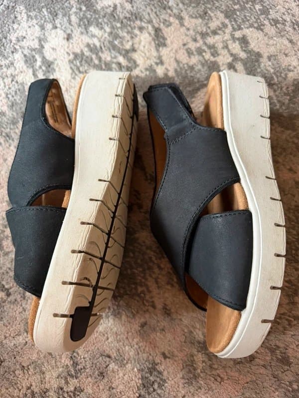 Clarks Clark’s black leather crossover sling back sandals . Size 3.5