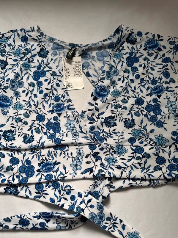 H&M H&M multi floral tie-back crop top