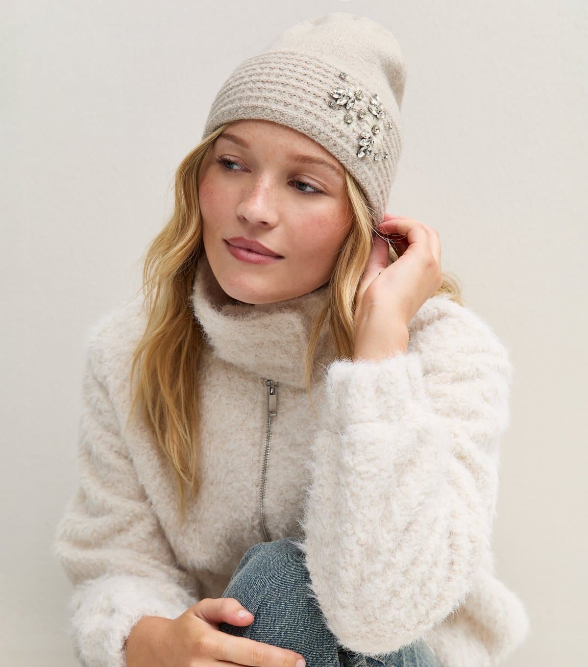 New Look Cream Diamante Embellished Flower Knitted Beanie New Look