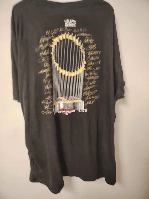 Majestic Majestic Boston Red Sox 2018 World Series Champions “Bean Town” Graphic T-Shirt – MLB – UK 3XL