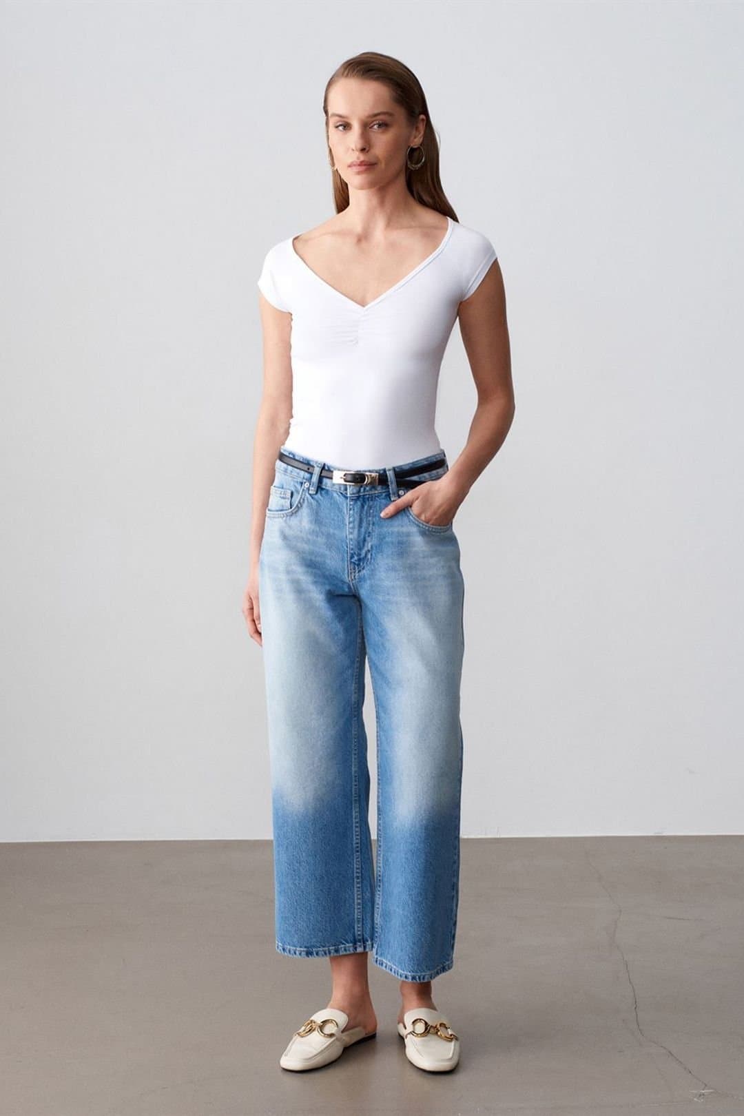 Dilvin Dilvin Women's Low-Waist Wide-Leg Capri Jeans in Mid Blue