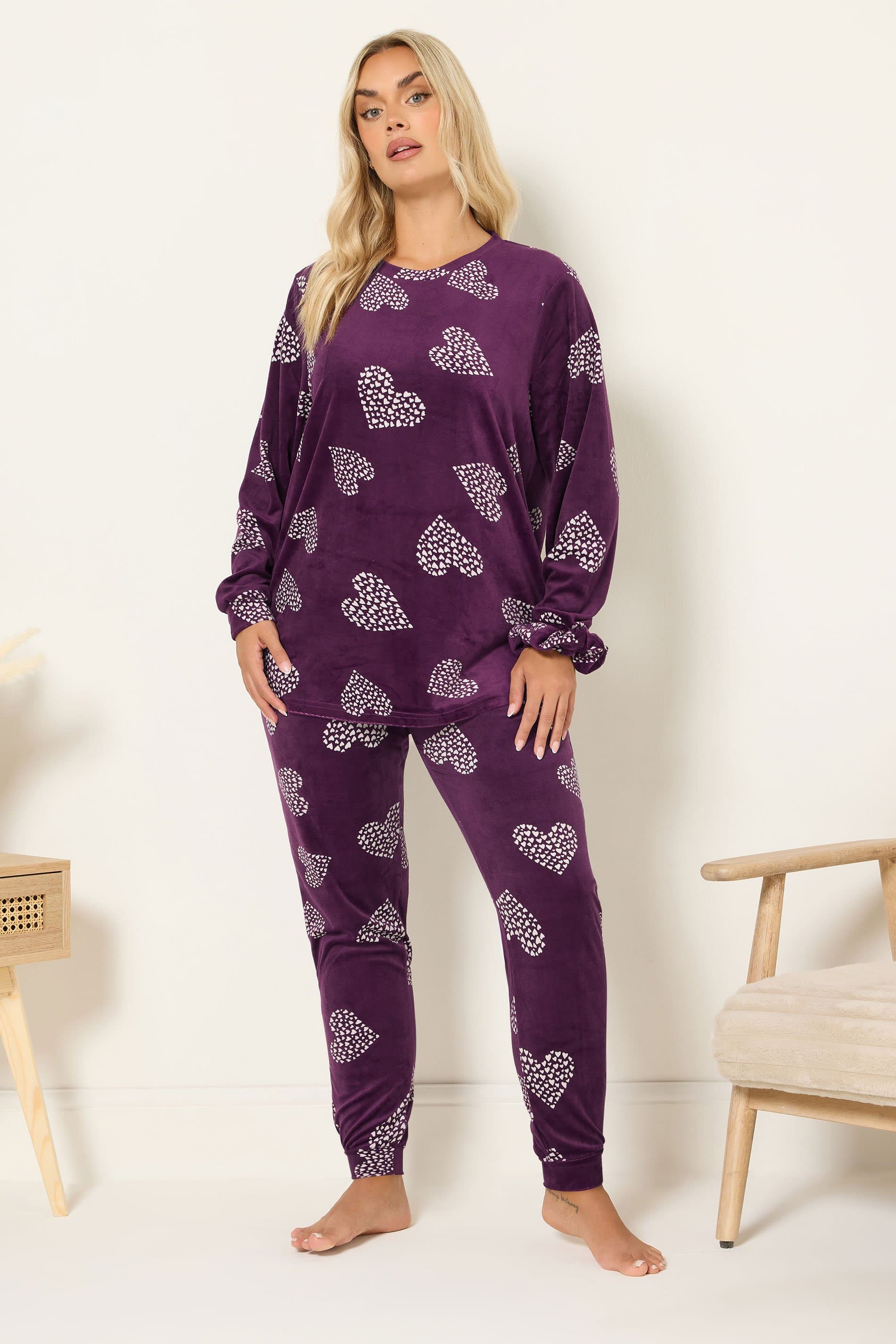 Yours Plus Size Set Burgundy Red Heart Print Fleece Pyjama & Scrunchie