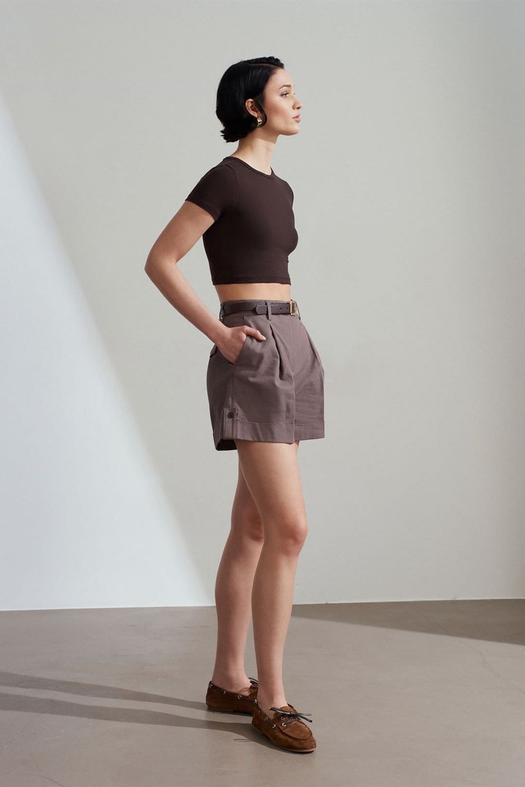 Dilvin Dilvin Women's High-Waist Belted Poplin Shorts in Taupe - 4