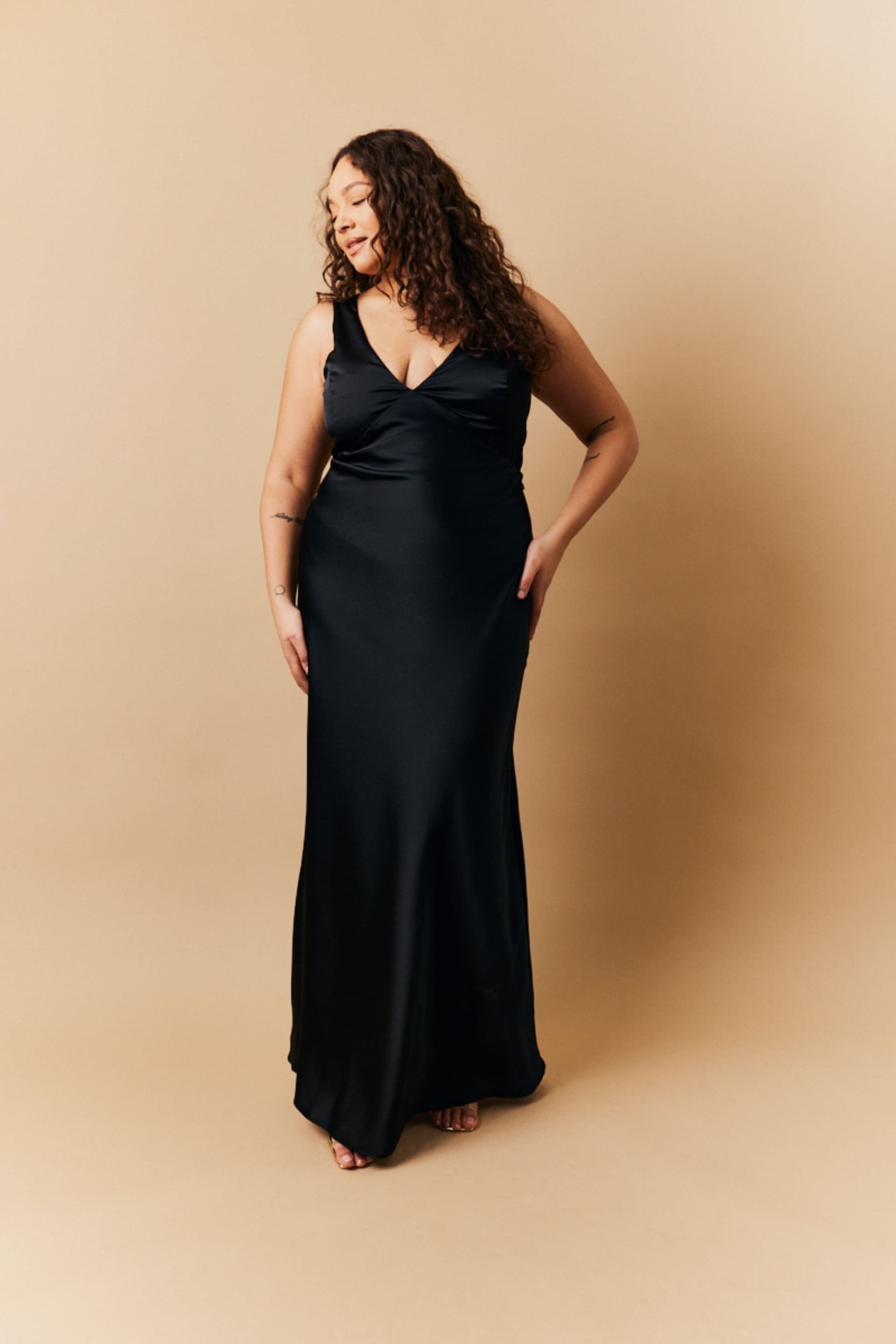 In The Style In The Style Women's Satin Twist Back Maxi Dress in Black