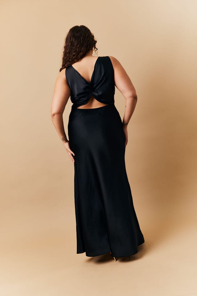 In The Style In The Style Women's Satin Twist Back Maxi Dress in Black - 2