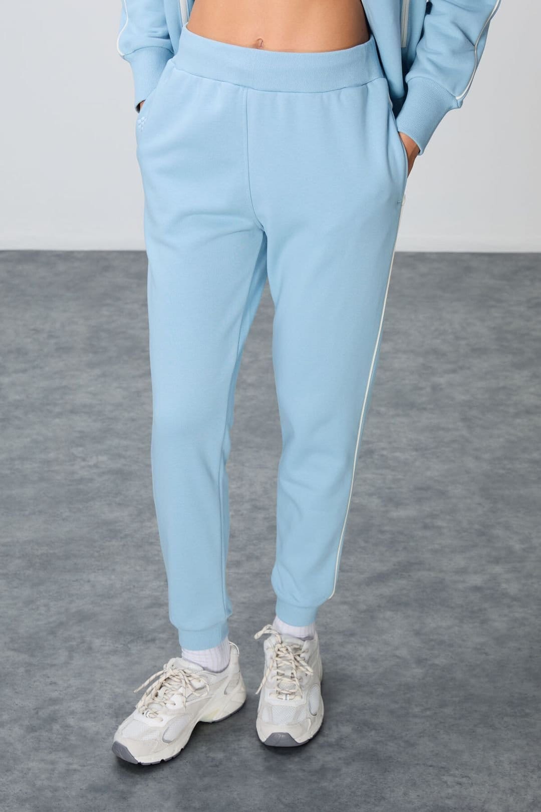 Tommy Life Tommy Life Women's Oversized Zip-collar Sweatshirt & Pants Set in Baby Blue - 4