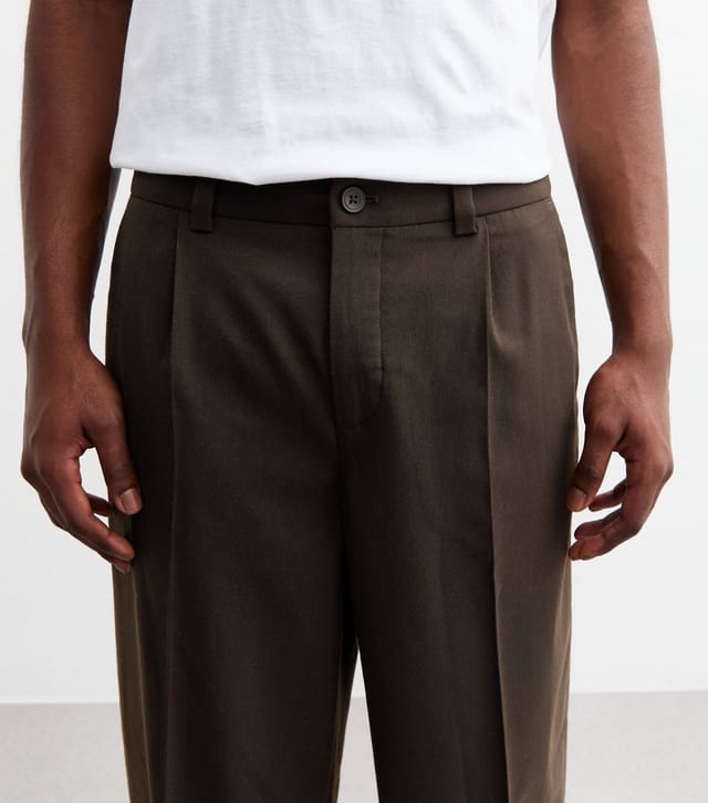 New Look Men's Dark Brown Relaxed Pleated Tailored Trousers New Look - 2