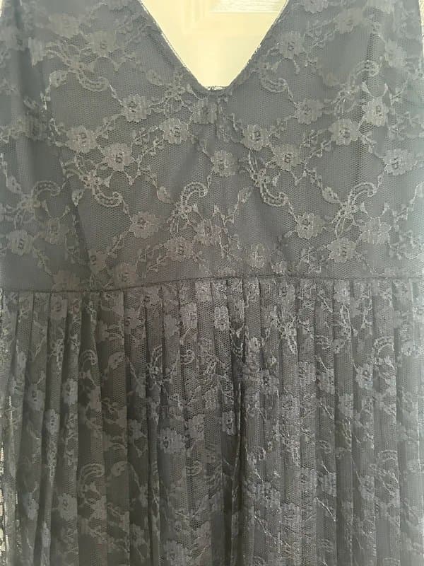 Topshop Topshop Black & Gold Ombre Lace Pleated Midi Dress – Size 8/10