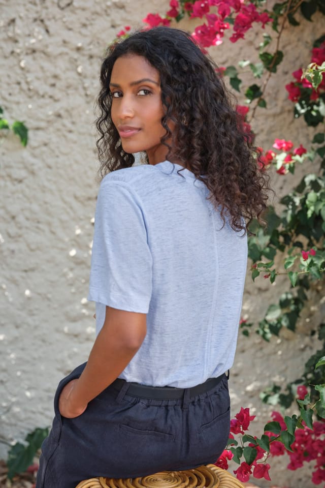 Pure Collection Pure Collection Women's Linen Short Sleeve V Neck T-Shirt in Pale Blue - 3