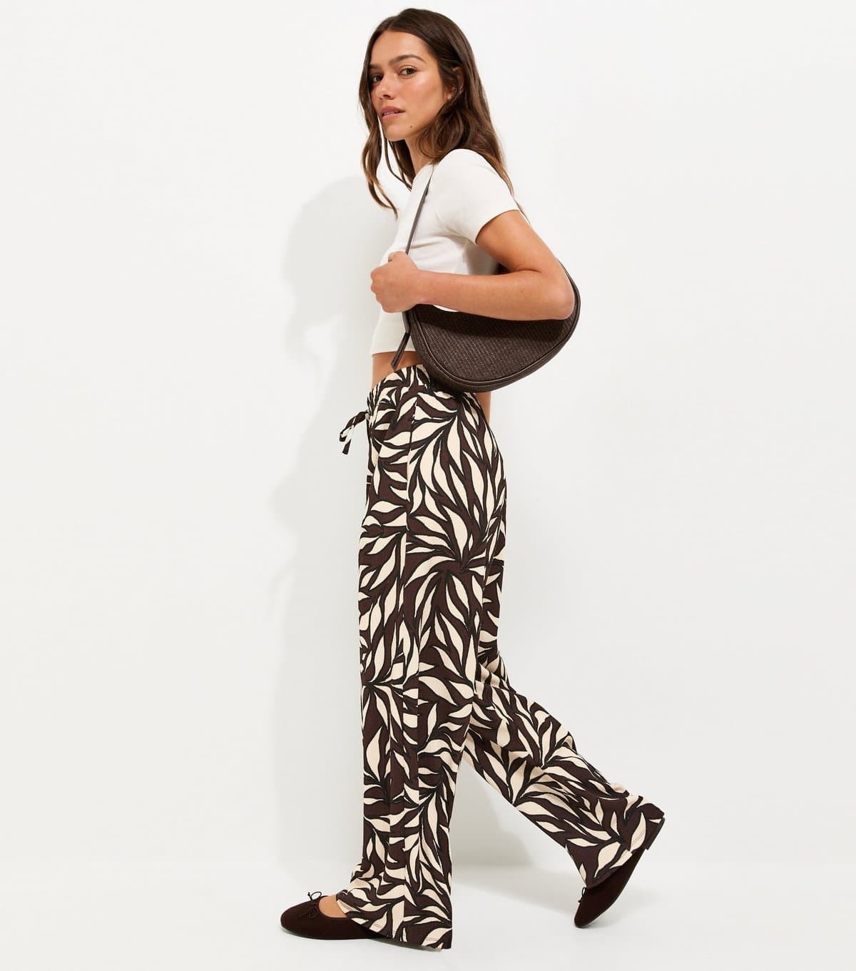 New Look Women's Petite Brown Leaf Print Crinkle Texture Wide Leg Trousers New Look