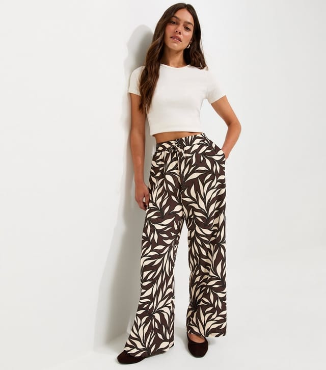 New Look Women's Petite Brown Leaf Print Crinkle Texture Wide Leg Trousers New Look - 2
