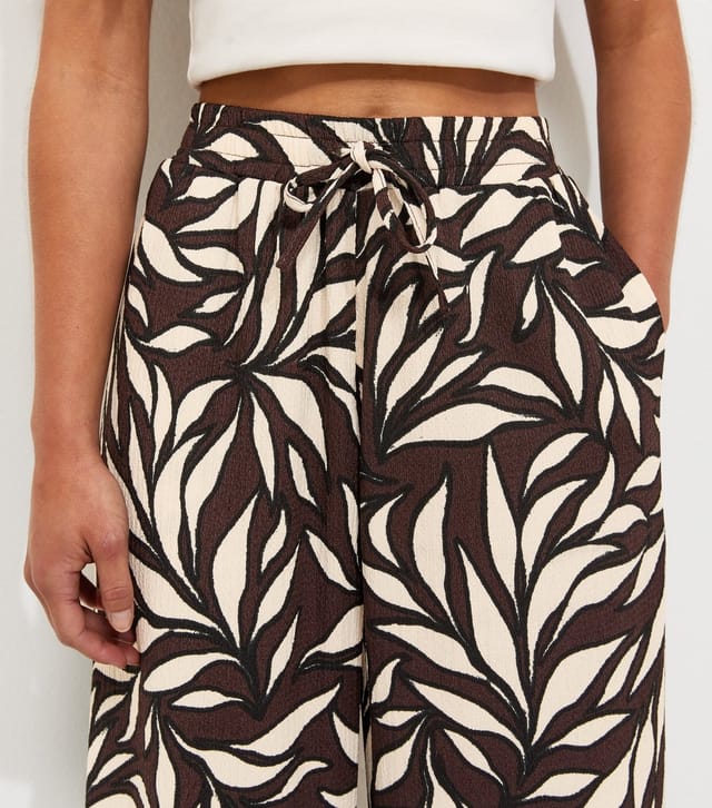 New Look Women's Petite Brown Leaf Print Crinkle Texture Wide Leg Trousers New Look - 3