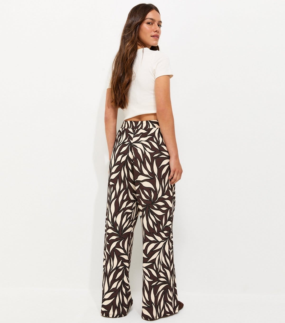 New Look Women's Petite Brown Leaf Print Crinkle Texture Wide Leg Trousers New Look - 4