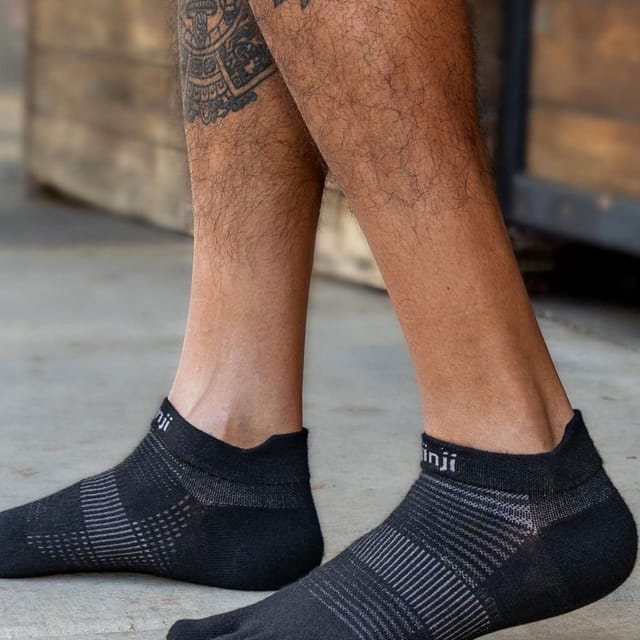 Injinji Injinji Men's Lightweight No-Show Toe Socks in Black - 2