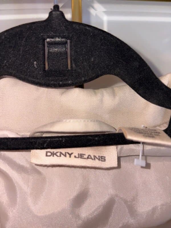DKNY DKNY size 8 stunning beige trench coat new