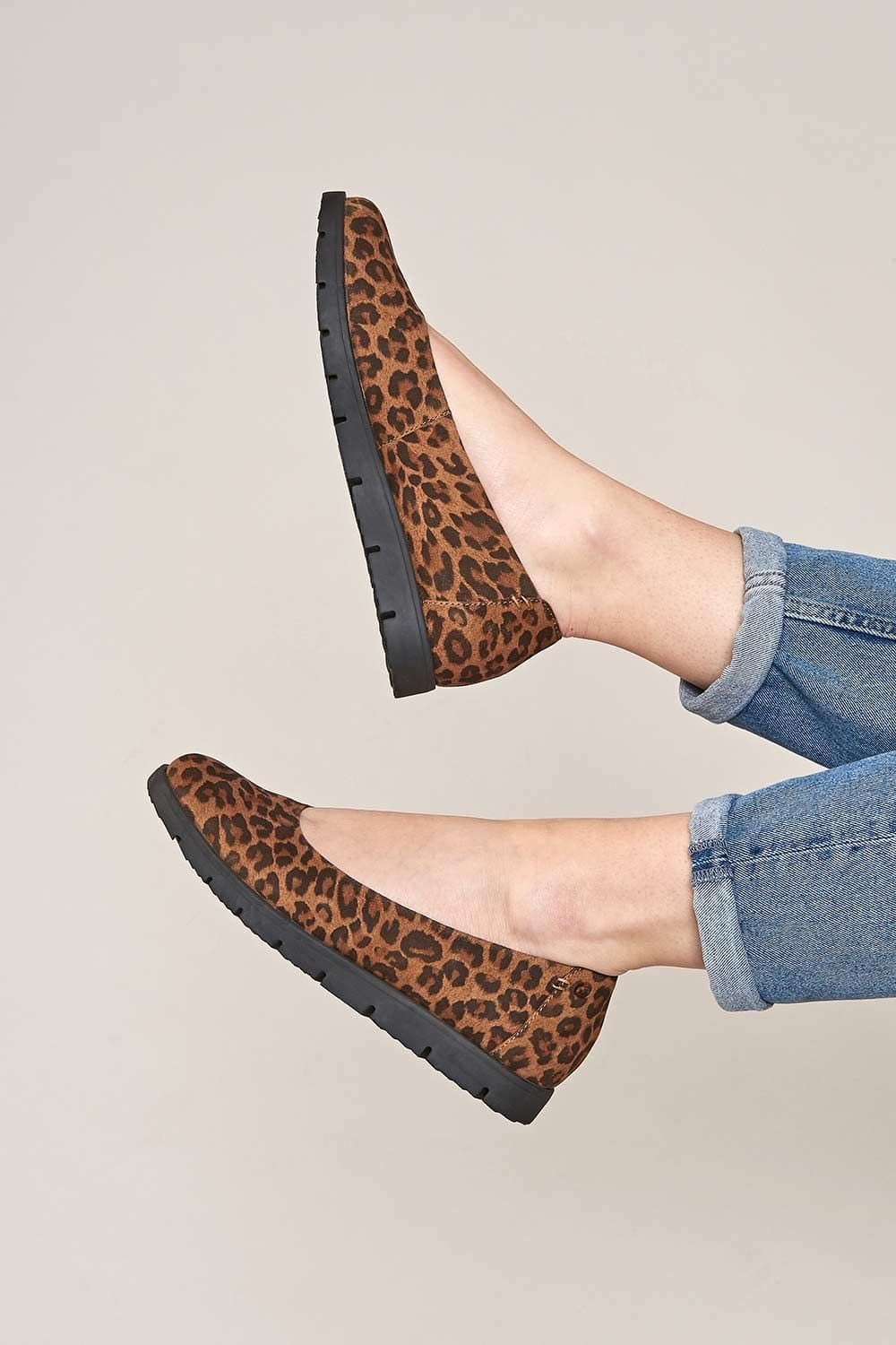 Moshulu Moshulu Women's 'Jin' Leather Flat Slip On Shoes in Tan