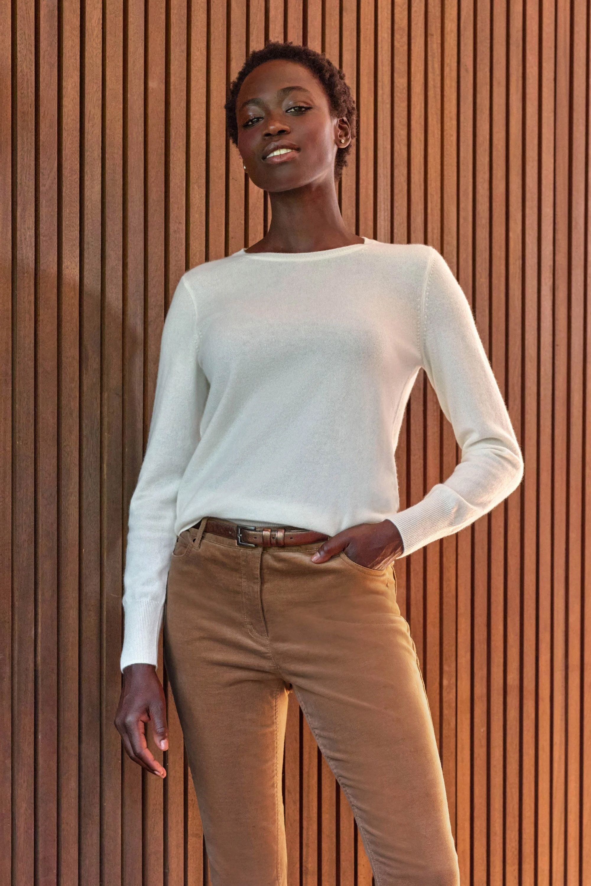 Pure Collection Pure Collection Women's Cashmere Crew Neck Sweater in White - 1