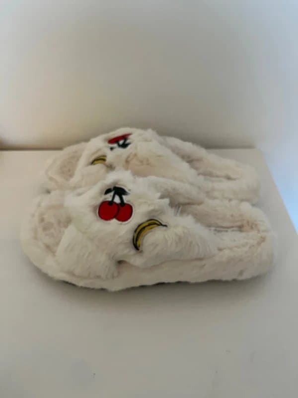 Never Fully Dressed Fur slider slippers size M Never Fully Dressed