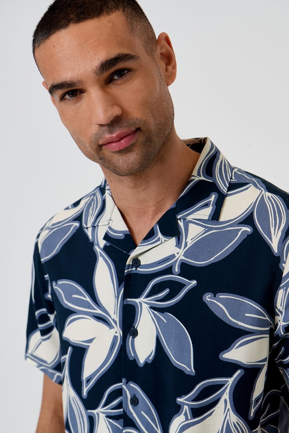 Threadbare Threadbare Men's Leaf Print Short Sleeve Shirt in Navy - 4