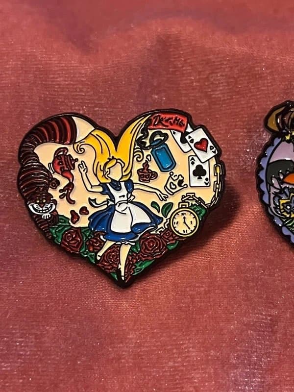 Alice in wonderland 2x Heart Shaped Alice In Wonderland Cute Cartoon Collectors Pin Badges