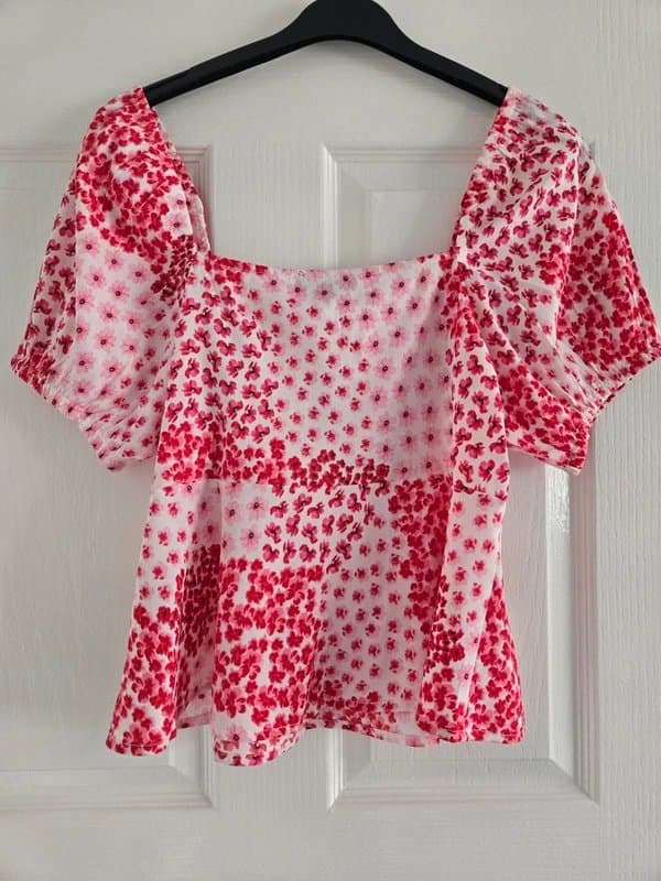 New Look Newlook ditsy cluster square neck top.