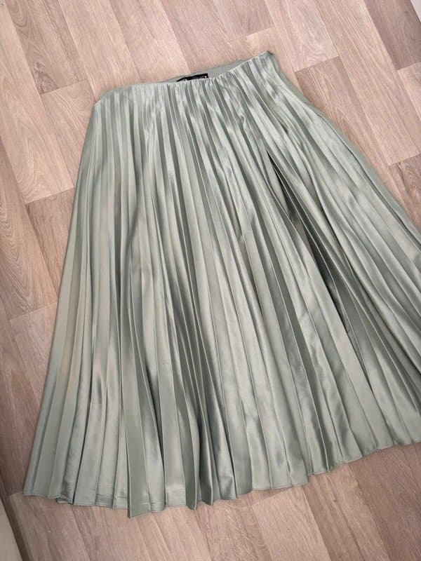 Zara Zara Sage Green Satin Pleated Midi Skirt UK L Floaty A-Line Elegant Occasion
