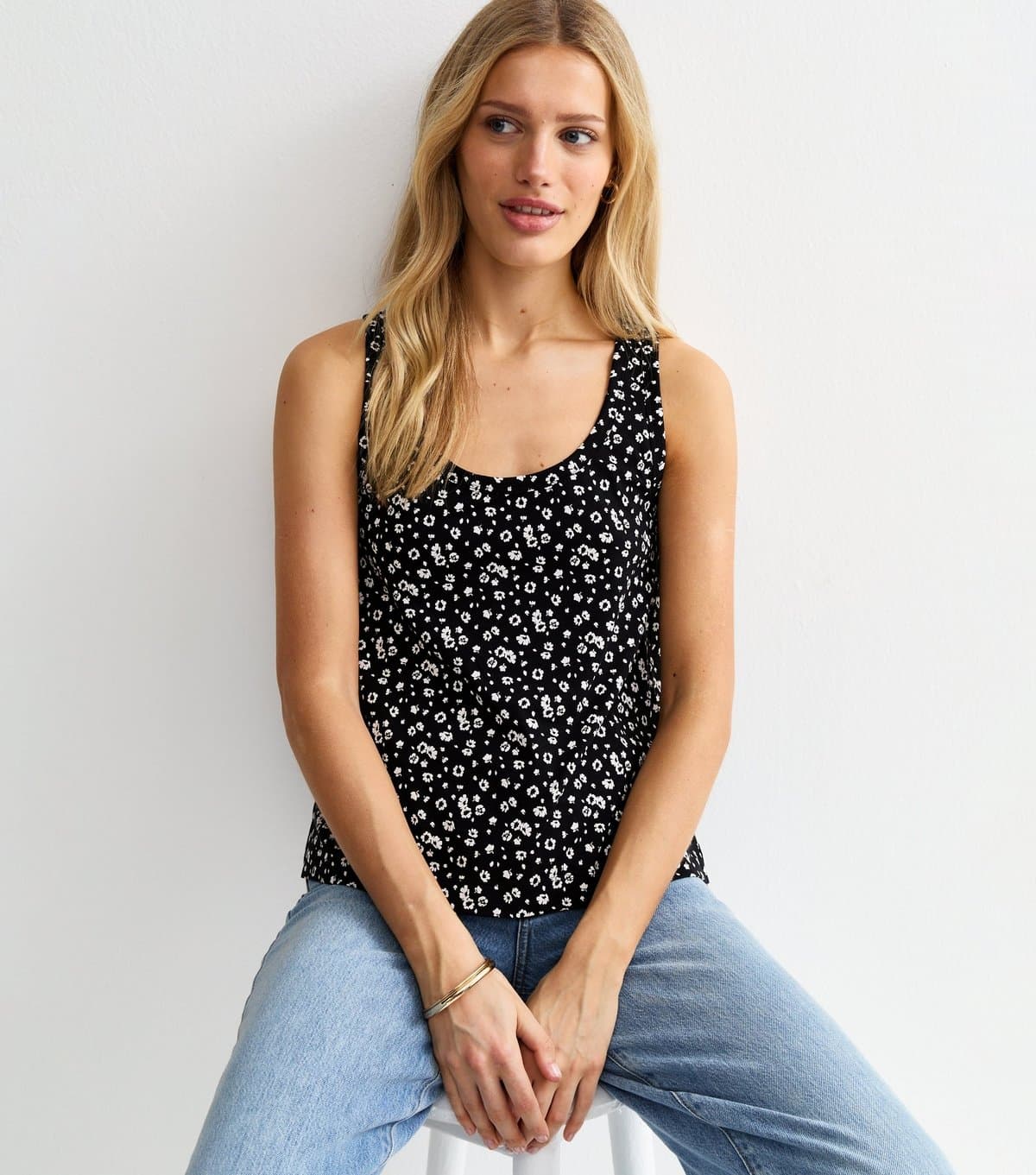 New Look Women's Black Daisy Print Relaxed Tank Top New Look