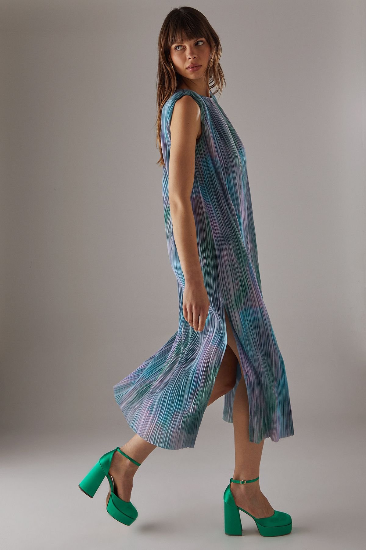 Faith Faith Women's : Cadence Satin Closed Toe Chunky Platform Heeled Shoes in Green - 2