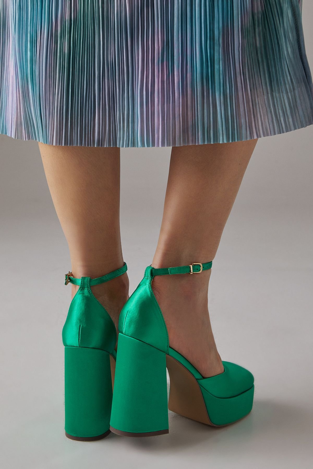 Faith Faith Women's : Cadence Satin Closed Toe Chunky Platform Heeled Shoes in Green - 3