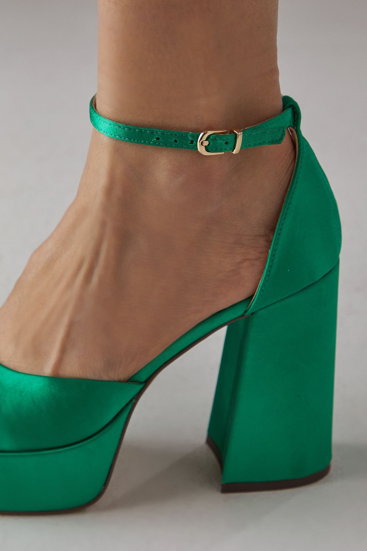 Faith Faith Women's : Cadence Satin Closed Toe Chunky Platform Heeled Shoes in Green - 4