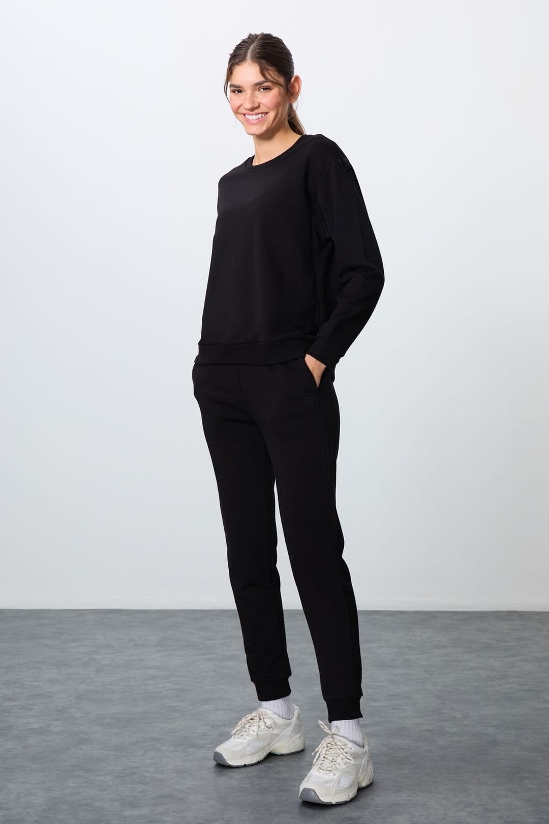 Tommy Life Tommy Life Women's Oversized Cotton-polyester Sweatshirt & Pants Set in Black - 4