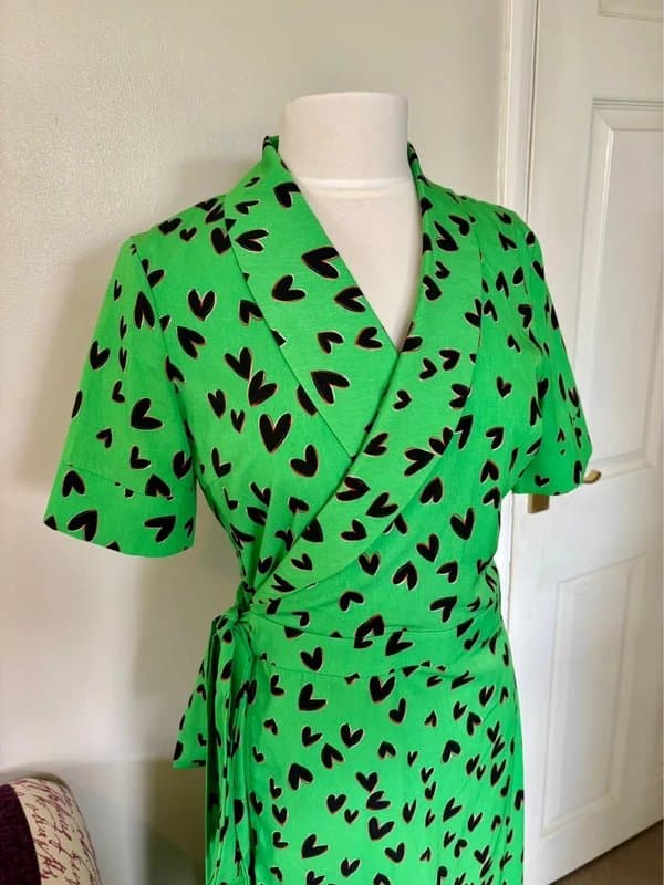 Never Fully Dressed Never Fully Dressed green heart midi wrap dress - size 10