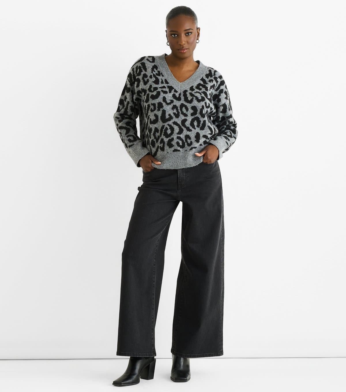 Gini London Women's Grey Animal Pattern V-Neck Jumper Gini London New Look