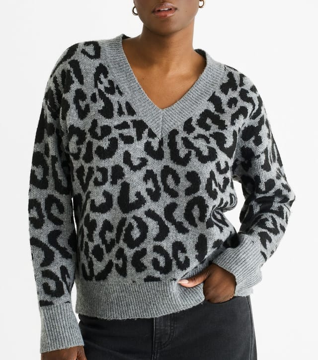 Gini London Women's Grey Animal Pattern V-Neck Jumper Gini London New Look - 2