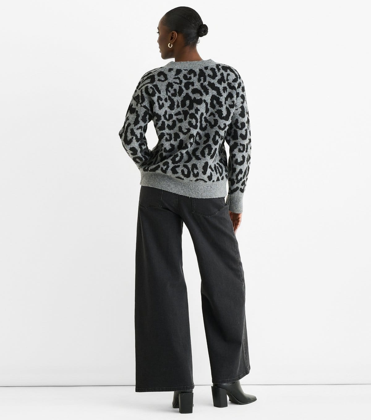 Gini London Women's Grey Animal Pattern V-Neck Jumper Gini London New Look - 4