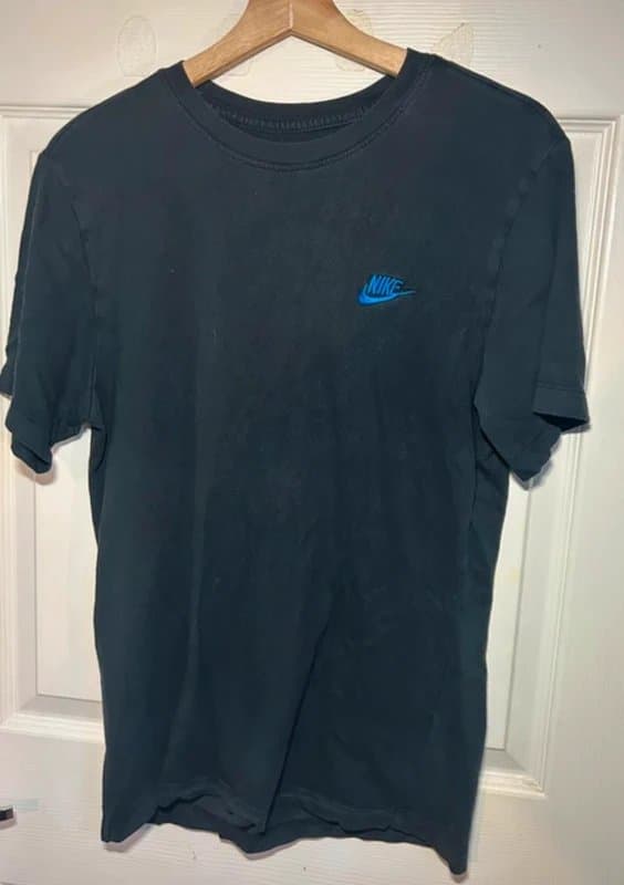 Nike Nike Club Embroidered Swoosh T‑Shirt – Size S
