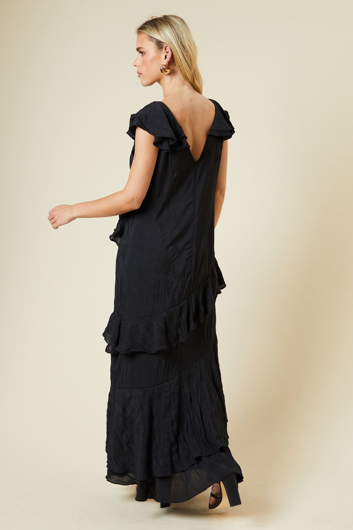 Dorothy Perkins Dorothy Perkins Women's Petite DP Luxe Textured Sleeveless Ruffle Midi Dress in Black - 3