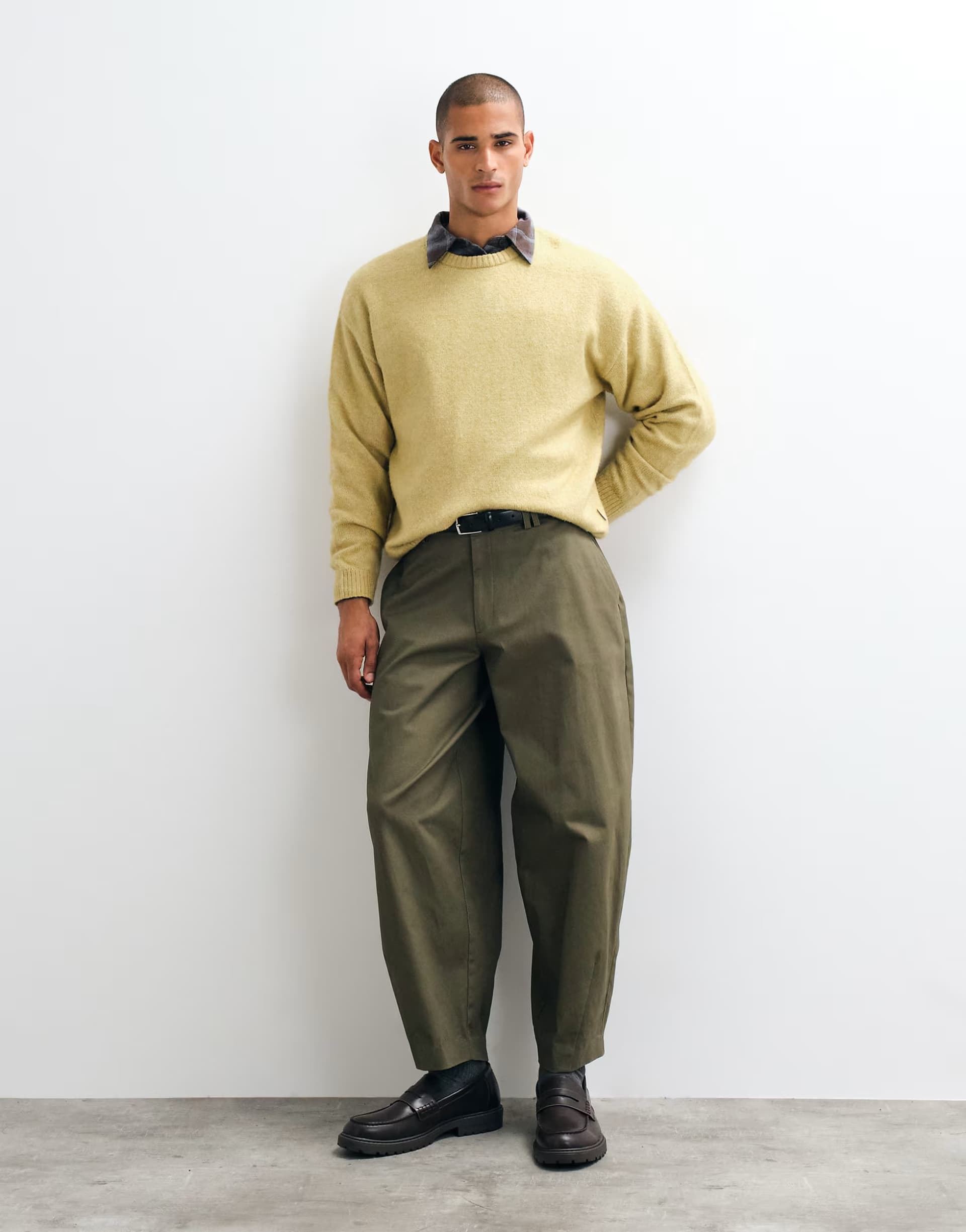 ASOS ASOS DESIGN 100% cotton heavyweight tailored wide barrel leg trousers in khaki with patch pocket