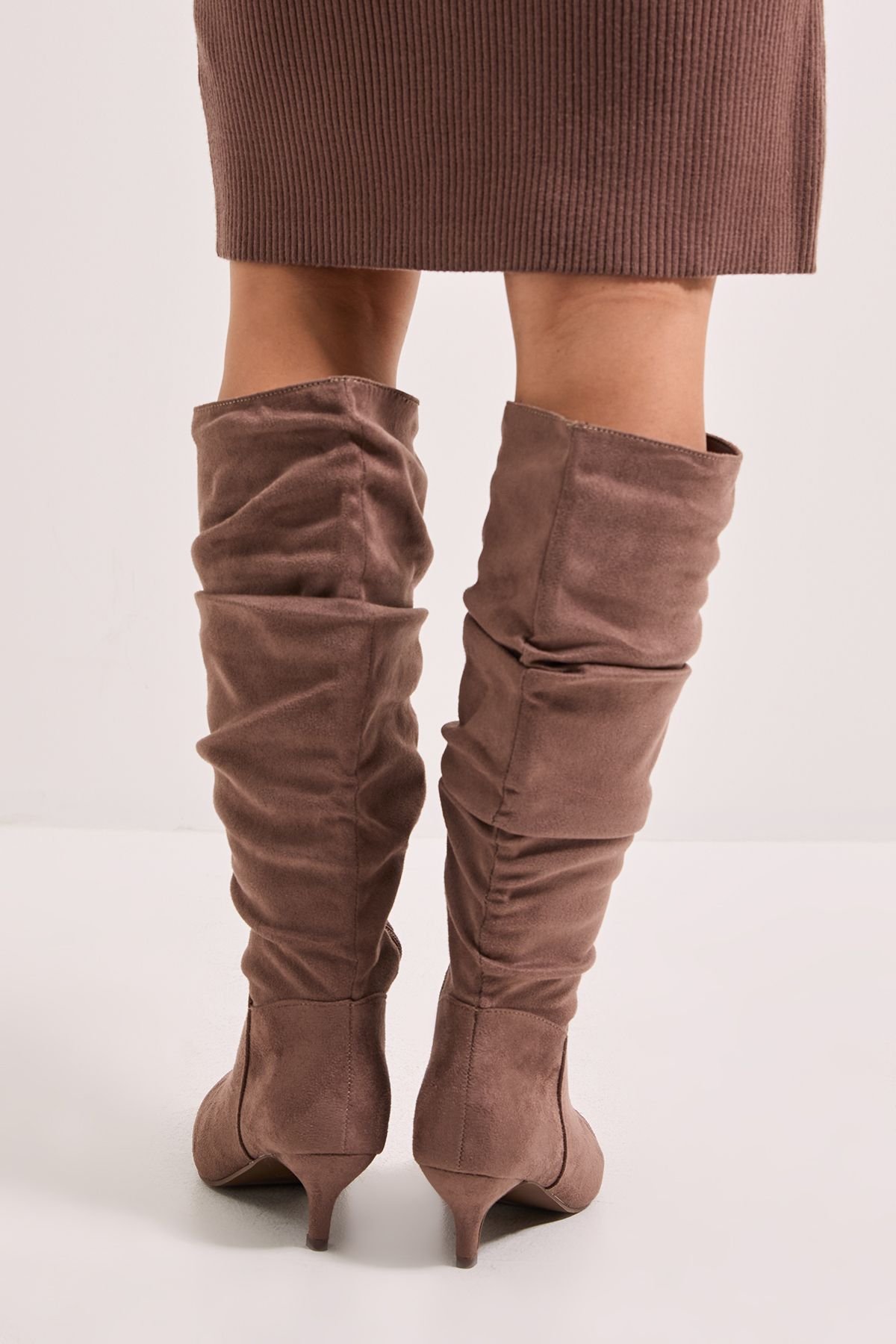 Dorothy Perkins Dorothy Perkins Women's Wide Fit Khloe Faux Suede Kitten Heel Knee High Ruched Boots in Taupe - 3