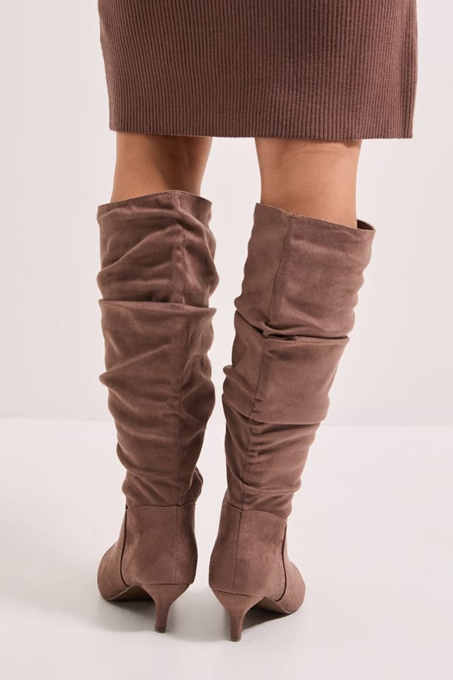 Dorothy Perkins Dorothy Perkins Women's Wide Fit Khloe Faux Suede Kitten Heel Knee High Ruched Boots in Taupe - 3