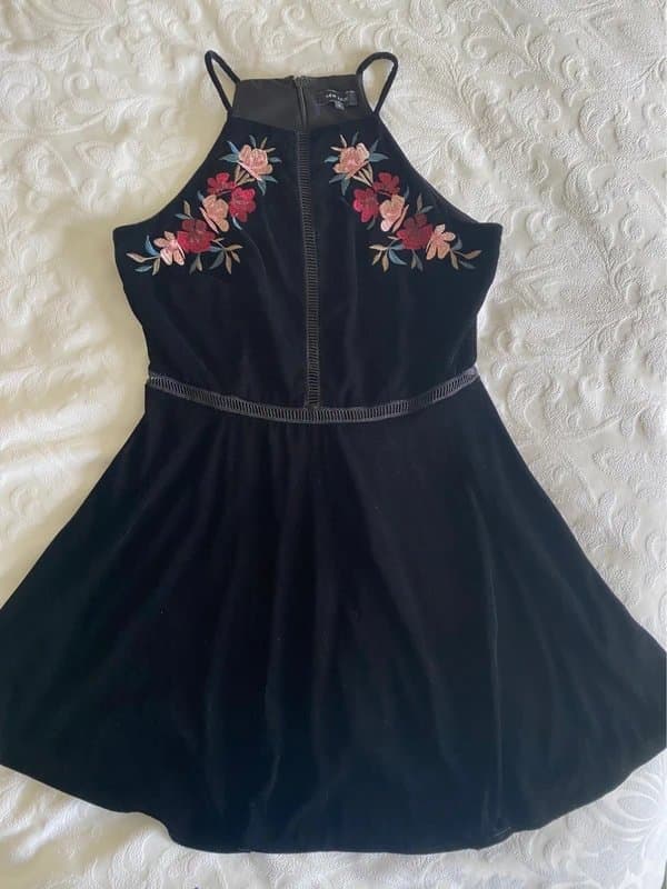 New Look Wonen’s New Look velour black dress (size 12)