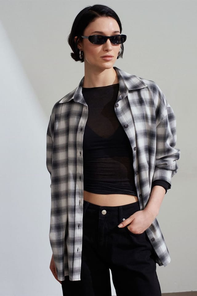 Dilvin Dilvin Women's Oversized Plaid Long-Sleeve Shirt in Grey - 3