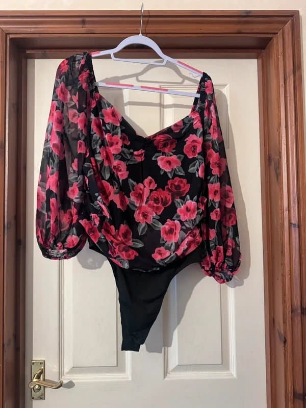 In The Style In the style black floral bodysuit