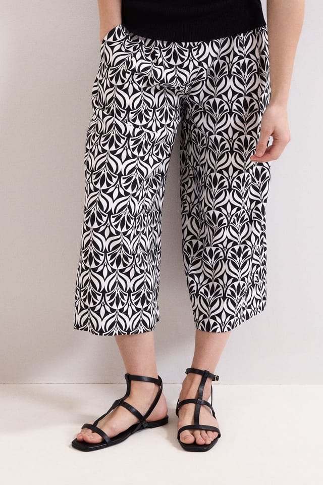 Phase Eight Phase Eight Women's Josie High Waisted Culotte Trousers in Black - 3