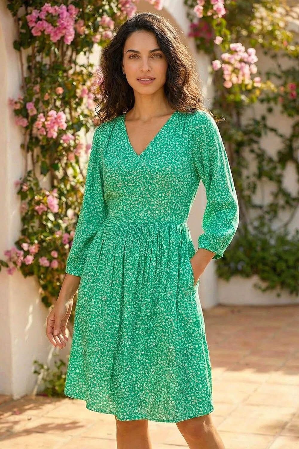 Dusk Dusk Women's Ditsy Floral Print V-Neck Dress in Green